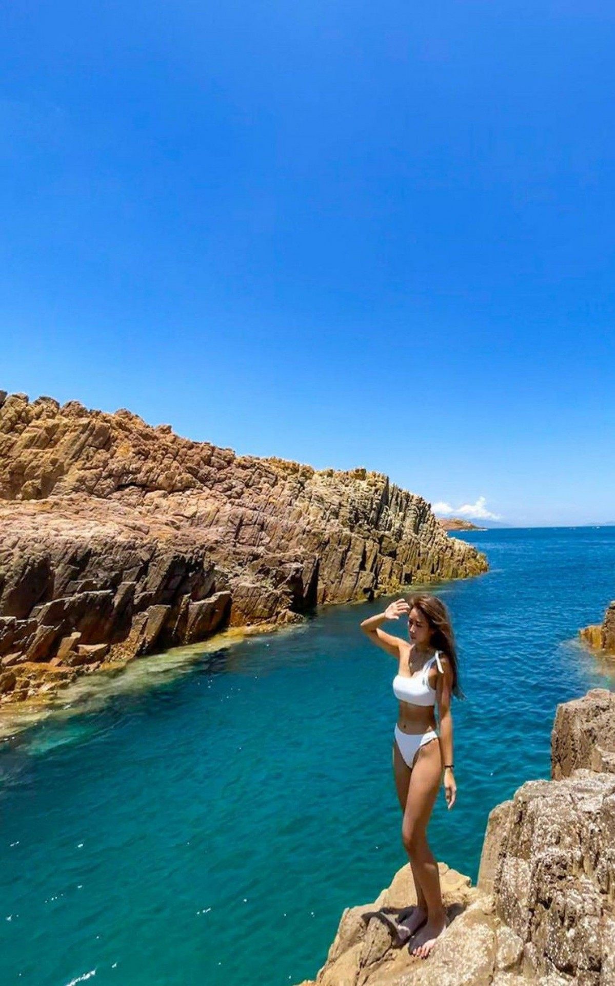 Mulher morre ao escorregar ap&oacute;s tirar selfie em cachoeira 