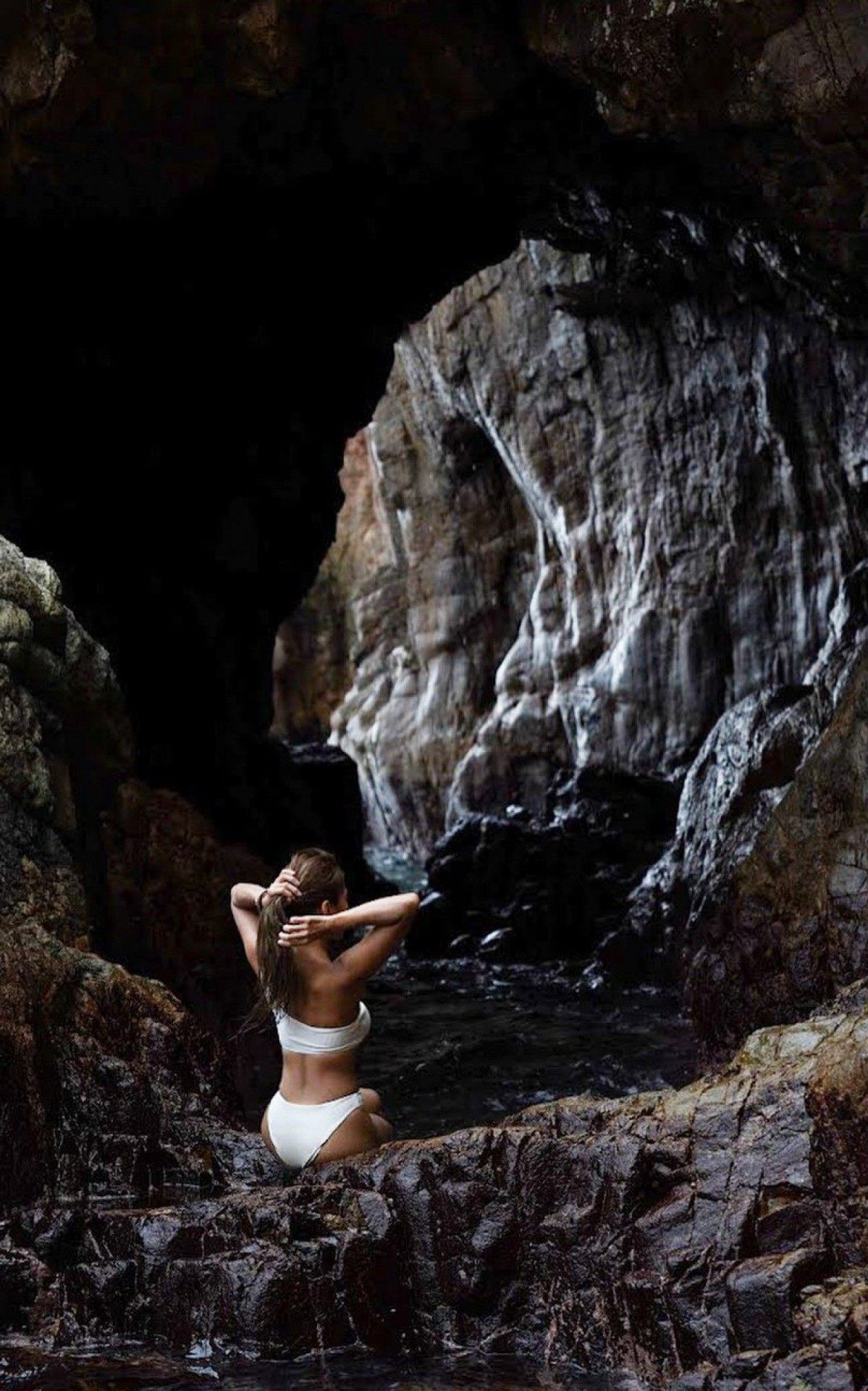 Mulher morre ao escorregar ap&oacute;s tirar selfie em cachoeira 