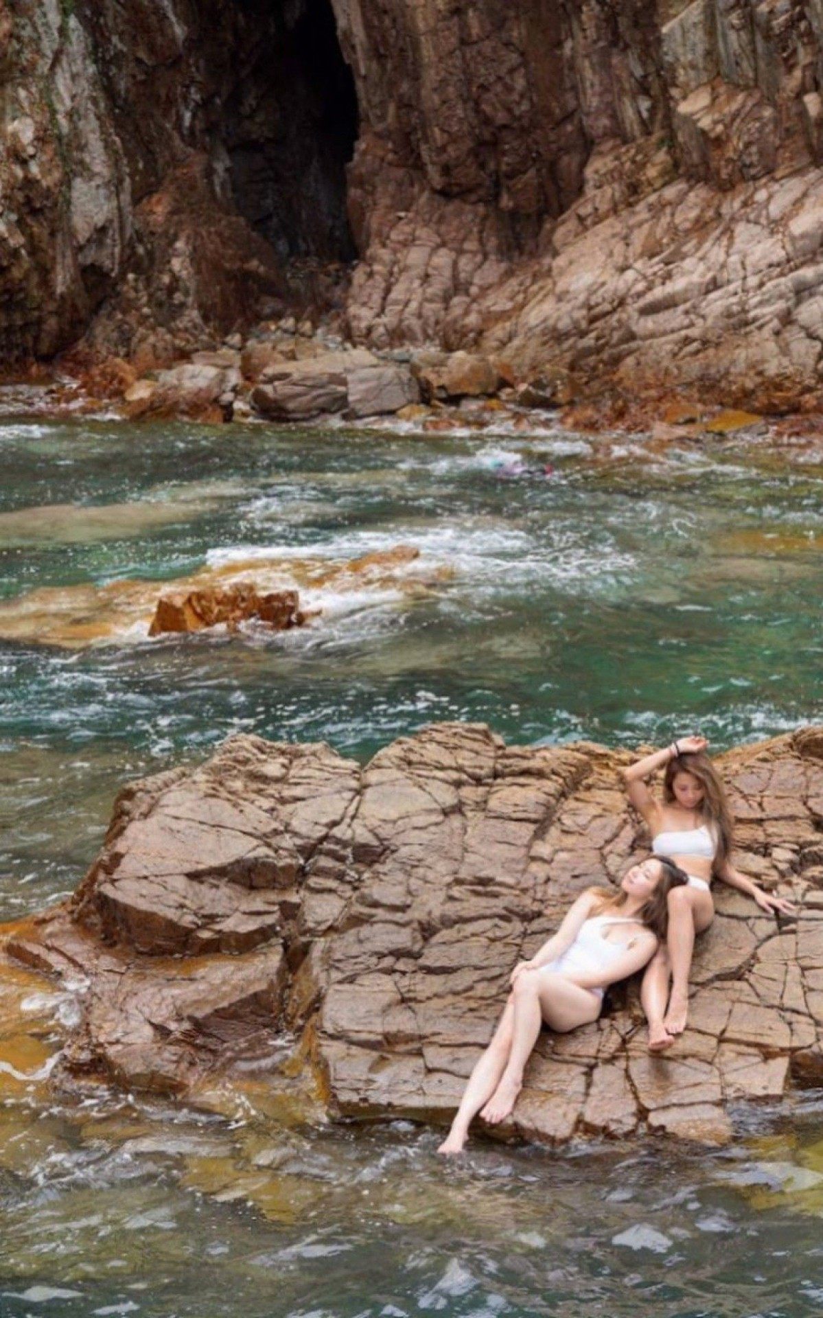 Mulher morre ao escorregar ap&oacute;s tirar selfie em cachoeira 