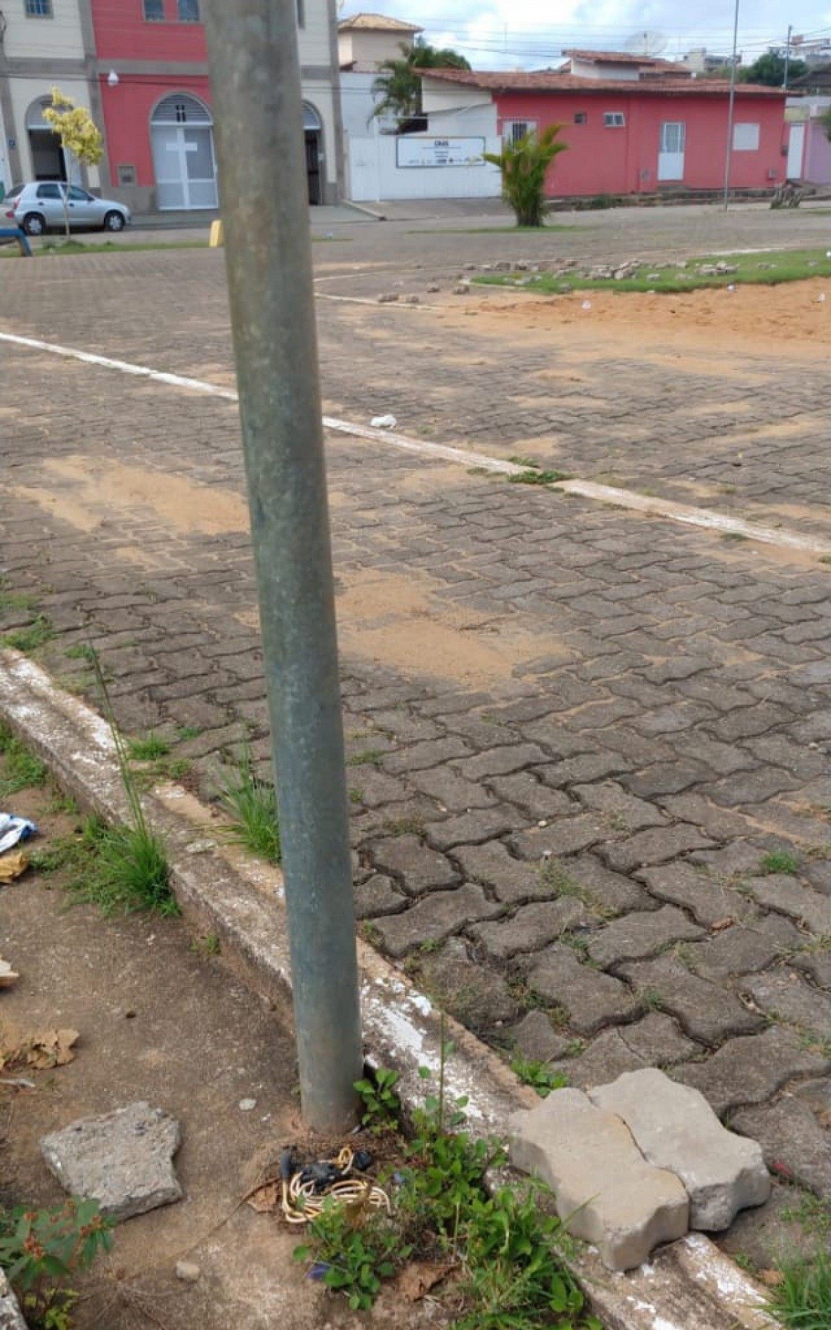 Fios expostos no ch&atilde;o da pra&ccedil;a do bairro Boa Fortuna.