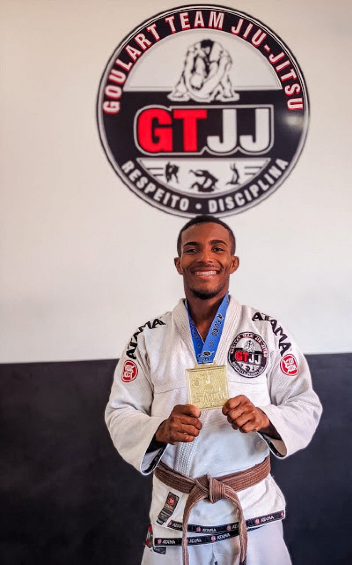 Andr&eacute; Guilherme com a medalha de ouro do Estadual