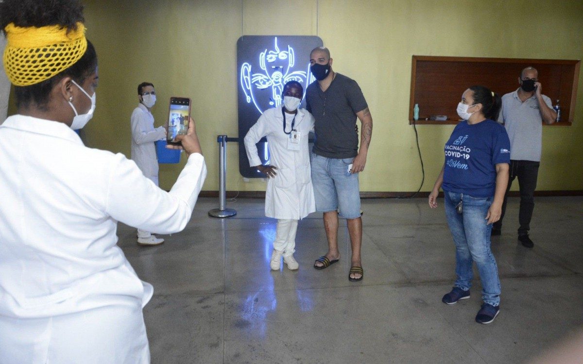 Adriano Imperador &eacute; vacinado contra a covid-19