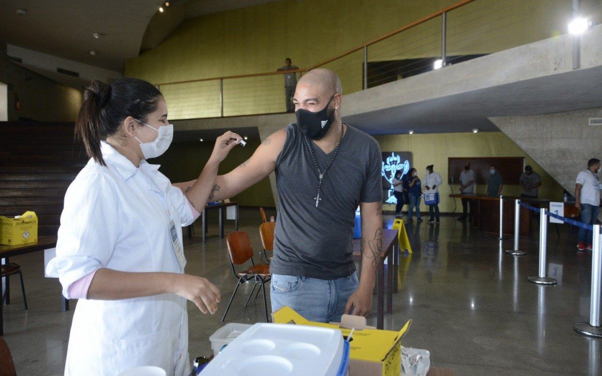 Adriano Imperador &eacute; vacinado contra a covid-19