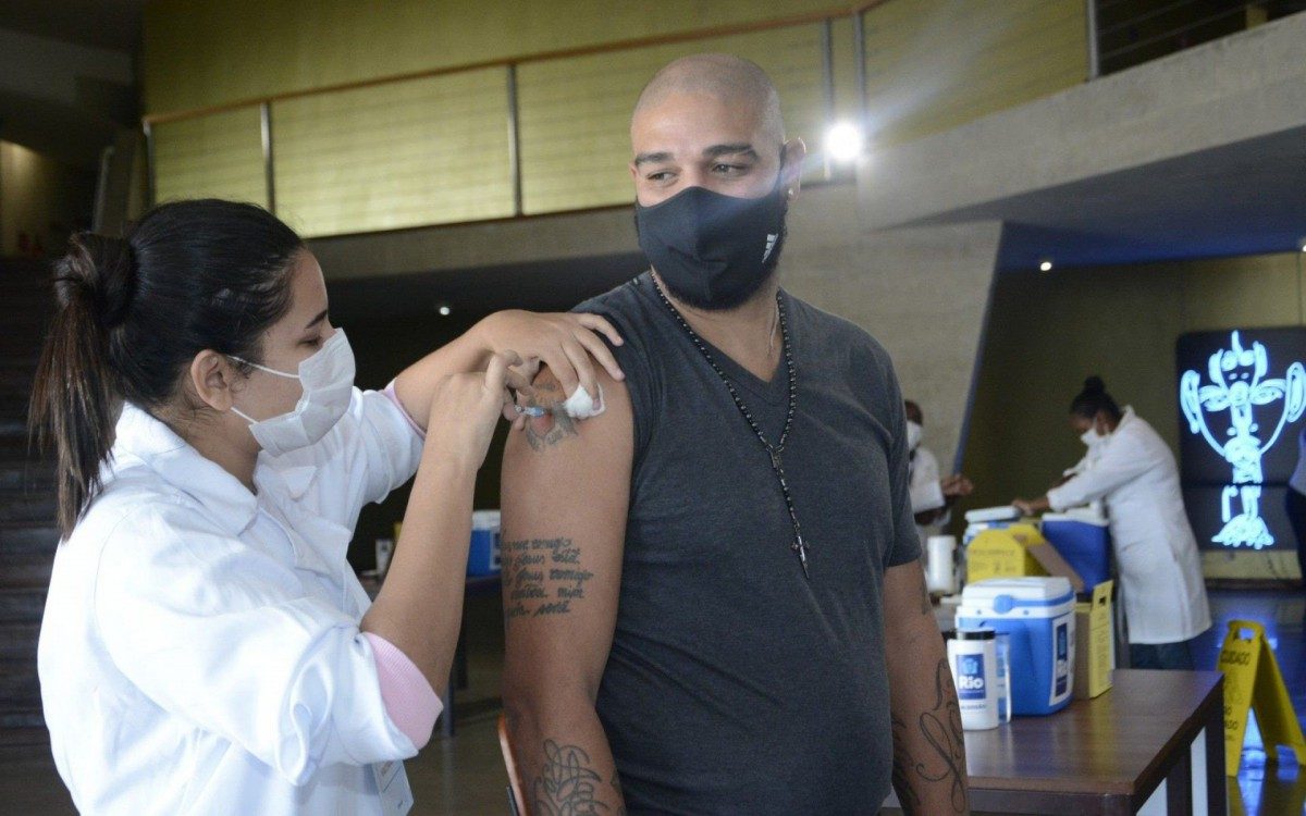 Adriano Imperador &eacute; vacinado contra a covid-19