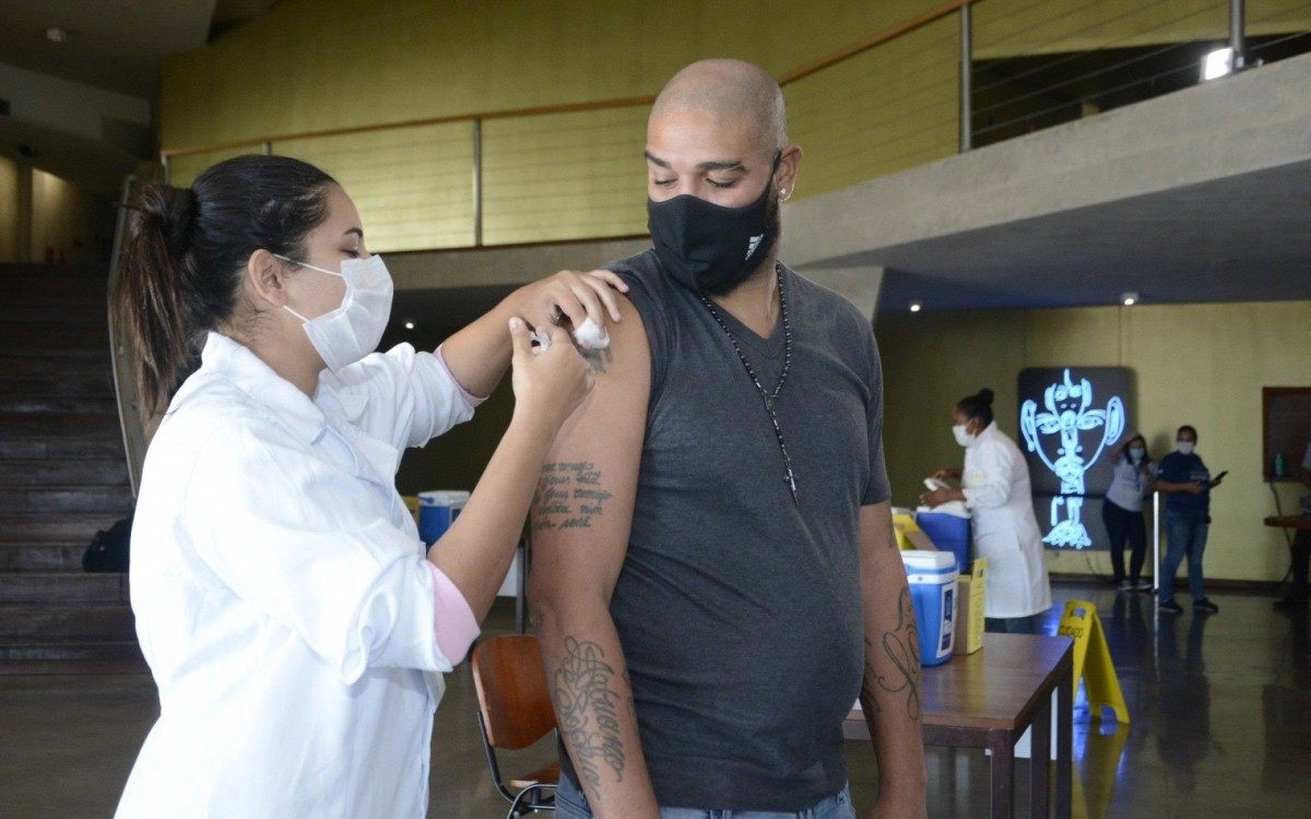 Adriano Imperador &eacute; vacinado contra a covid-19