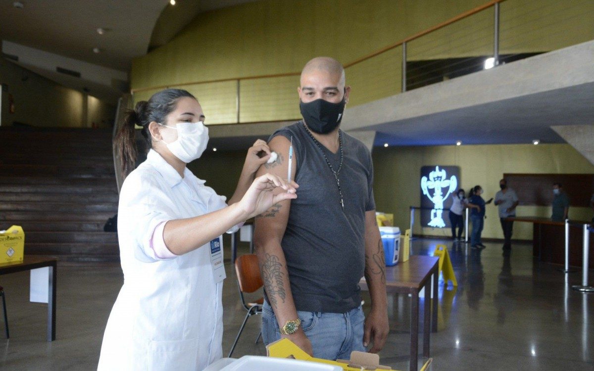 Adriano Imperador &eacute; vacinado contra a covid-19