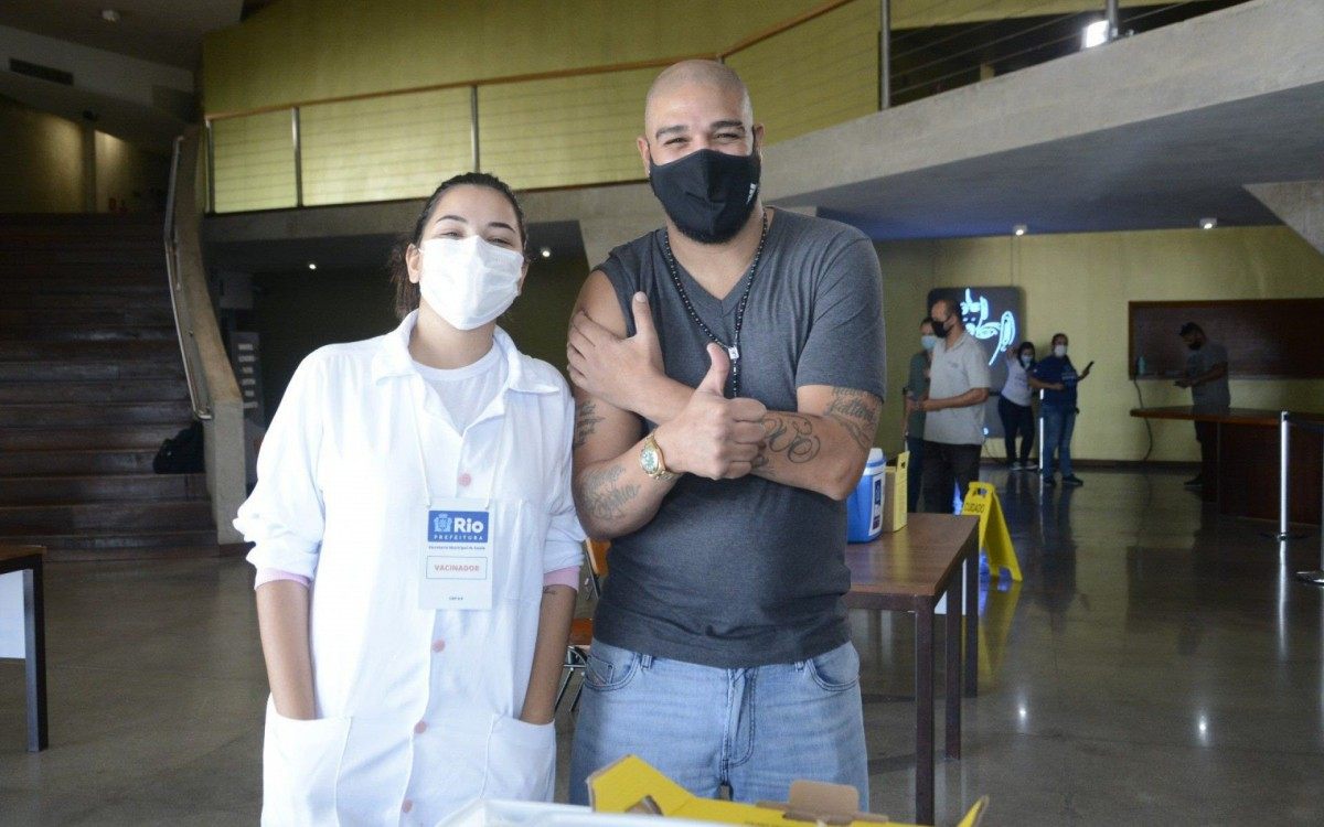 Adriano Imperador &eacute; vacinado contra a covid-19