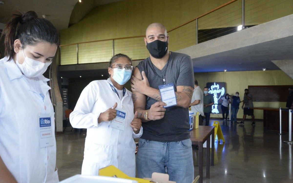 Adriano Imperador &eacute; vacinado contra a covid-19