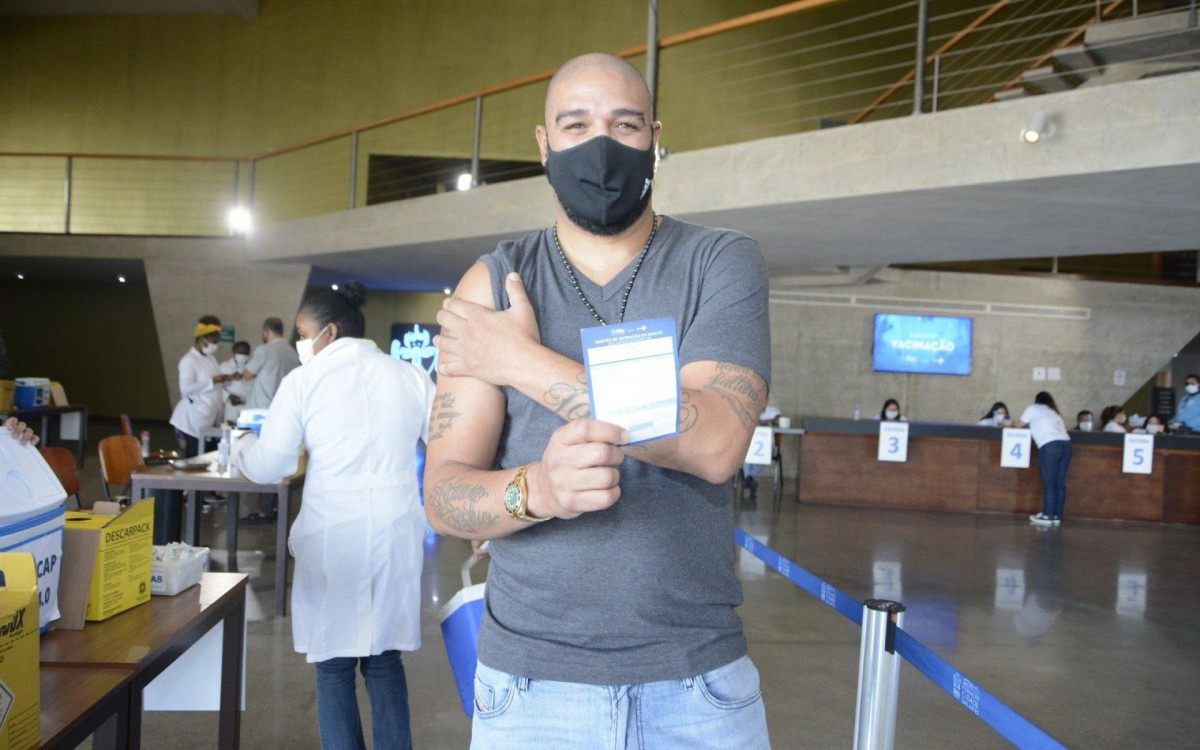 Adriano Imperador &eacute; vacinado contra a covid-19