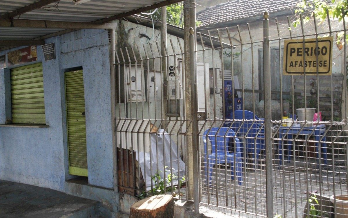 Bar na Rua Mauro, onde aconteceu a tragédia, continuou fechado ontem - reprodução