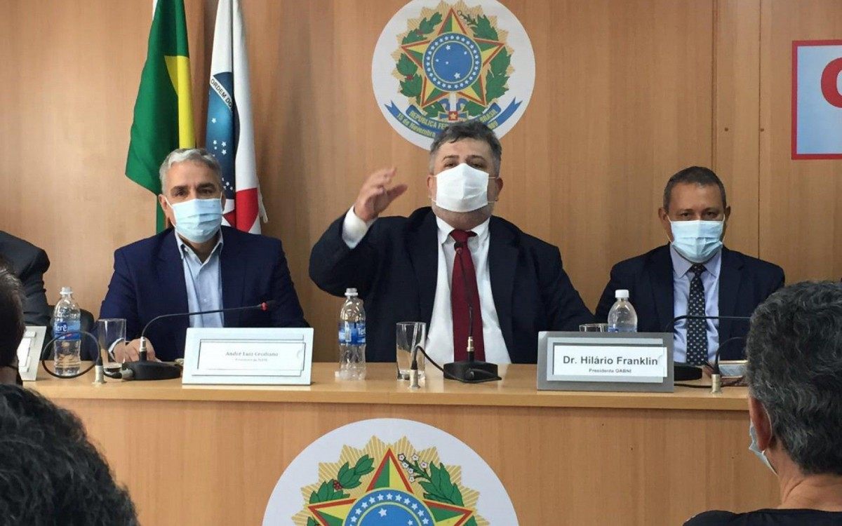 Hilário Franklin, presidente da OAB Nova Iguaçu/Mesquita fez a entrega da Moção de Congratulação pelos serviços prestados, ao presidente da Alerj, André Ceciliano e a seu assessor parlamentar Rui Aguiar.