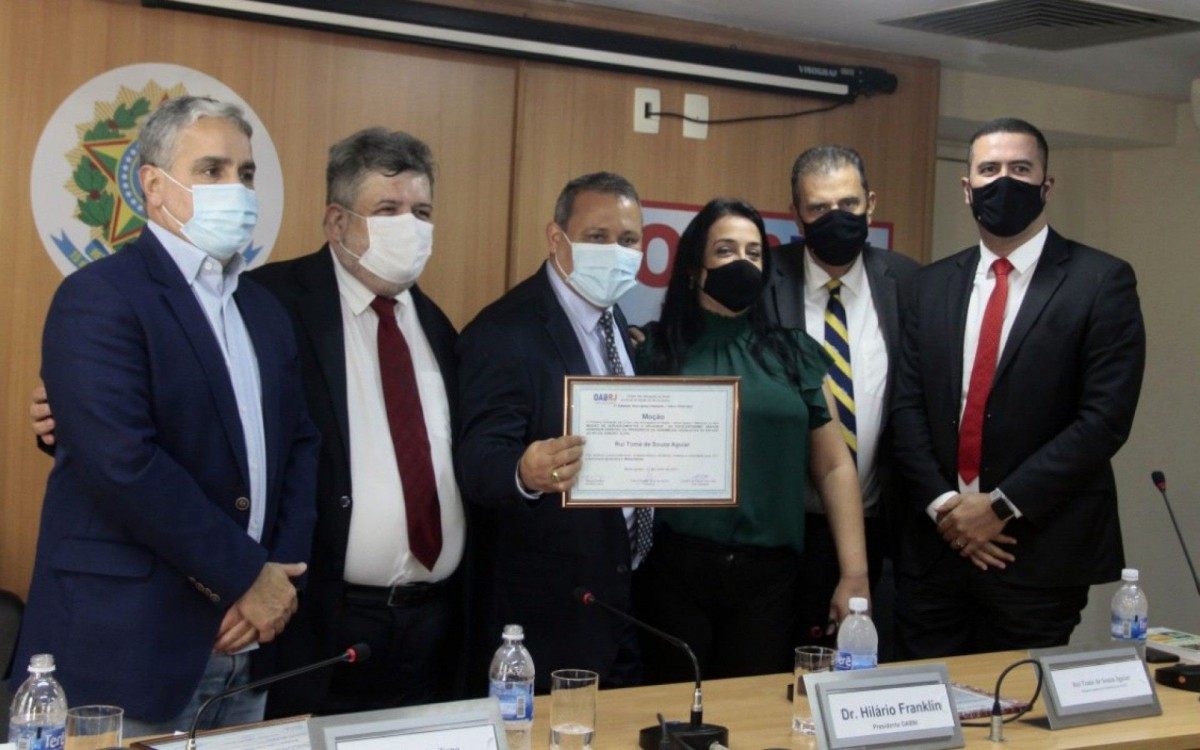 O presidente da Alerj André Ceciliano e seu assessor especial Rui Aguiar foram os homenageados da subseção Nova Iguaçu/Mesquita. 