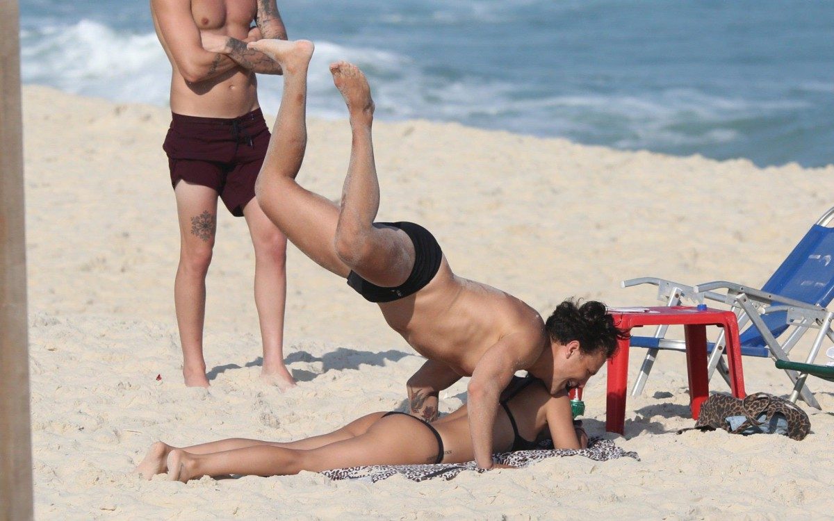 Gabi Brandt e Saulo Poncio namoram em dia de praia na Barra da Tijuca, na Zona Oeste do Rio, nesta ter&ccedil;a-feira