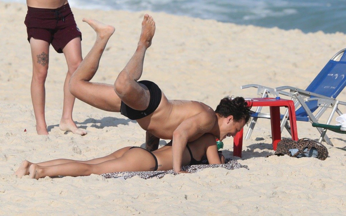 Gabi Brandt e Saulo Poncio namoram em dia de praia na Barra da Tijuca, na Zona Oeste do Rio, nesta terça-feira