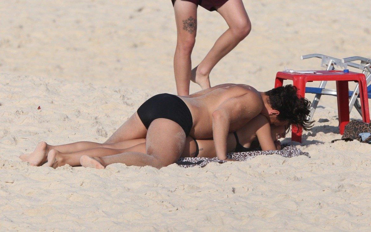 Gabi Brandt e Saulo Poncio namoram em dia de praia na Barra da Tijuca, na Zona Oeste do Rio, nesta ter&ccedil;a-feira