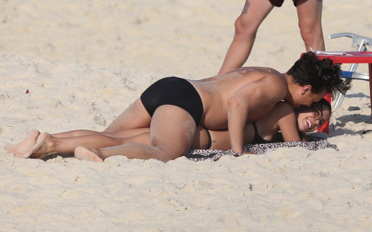 Gabi Brandt e Saulo Poncio namoram em dia de praia na Barra da Tijuca, na Zona Oeste do Rio, nesta ter&ccedil;a-feira