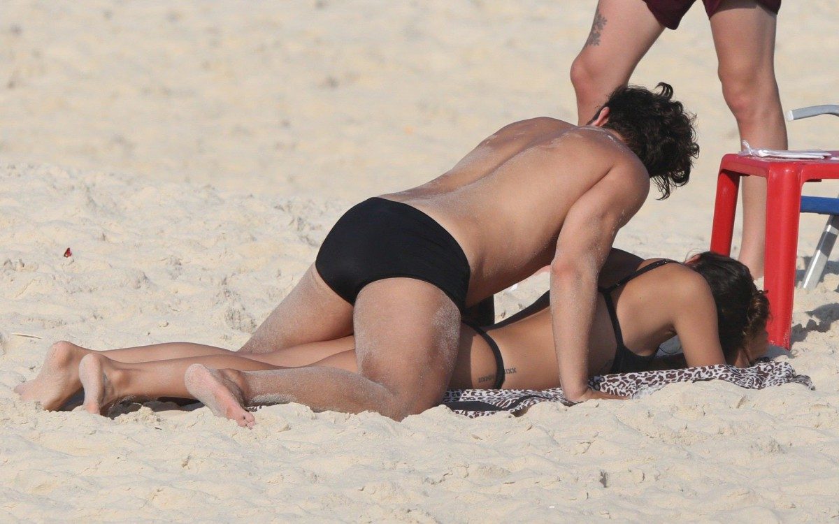 Gabi Brandt e Saulo Poncio namoram em dia de praia na Barra da Tijuca, na Zona Oeste do Rio, nesta terça-feira