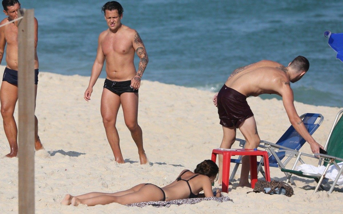 Gabi Brandt e Saulo Poncio namoram em dia de praia na Barra da Tijuca, na Zona Oeste do Rio, nesta ter&ccedil;a-feira