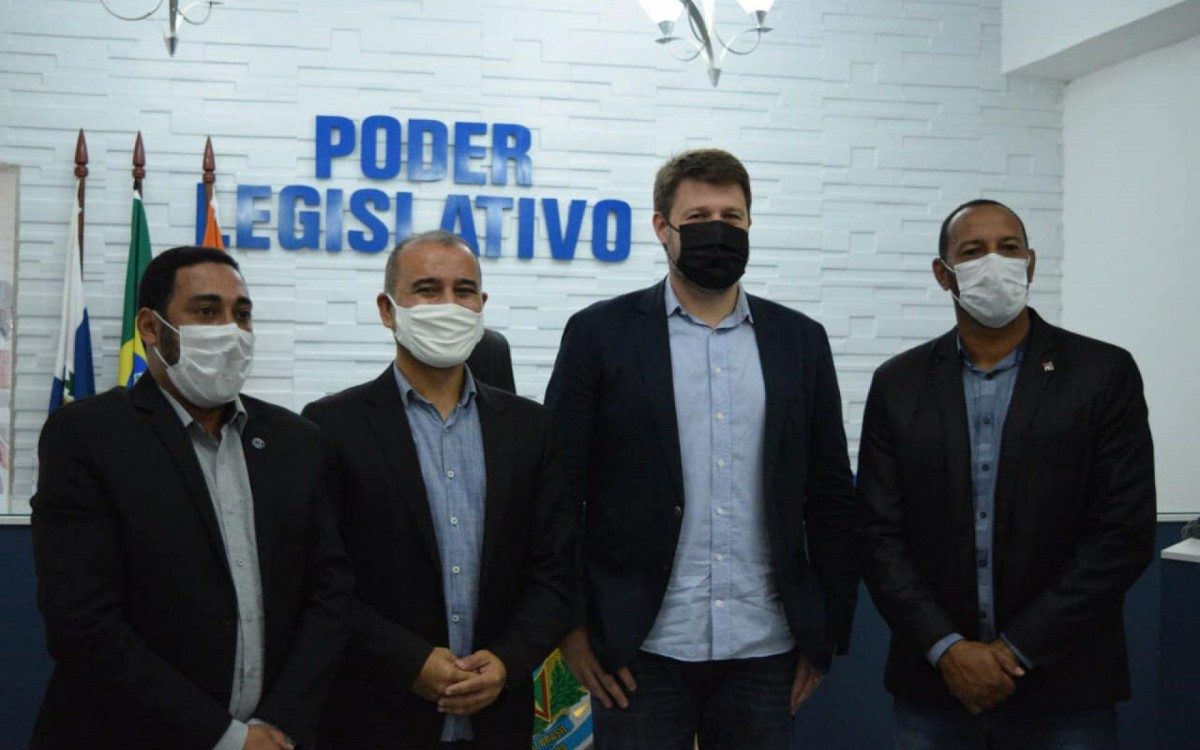 Prefeito Vantoil ao lado do secret&aacute;rio Tutuca, com vereadores Luciano Silva e Marcelo Dur&atilde;o 
