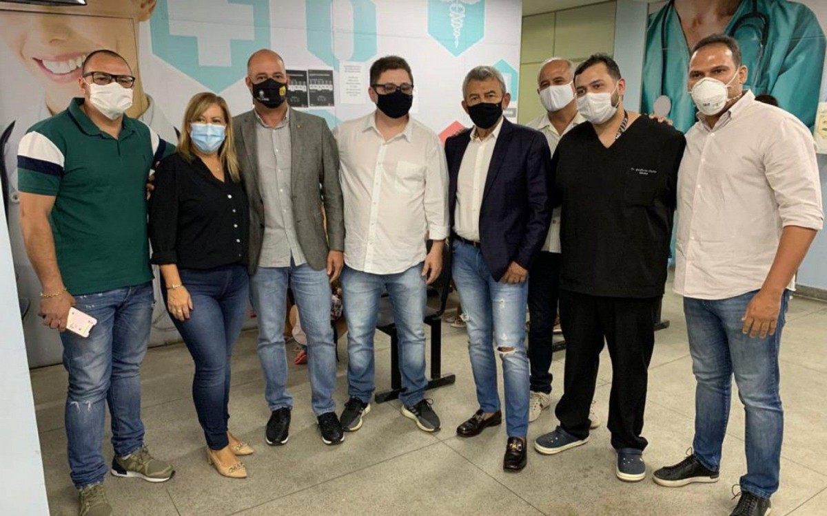 A secret&aacute;ria de Sa&uacute;de, Marcia Lucas, esteve com o prefeito da cidade, Dr. Jo&atilde;o, e com o deputado estadual Valdecy da Sa&uacute;de na unidade