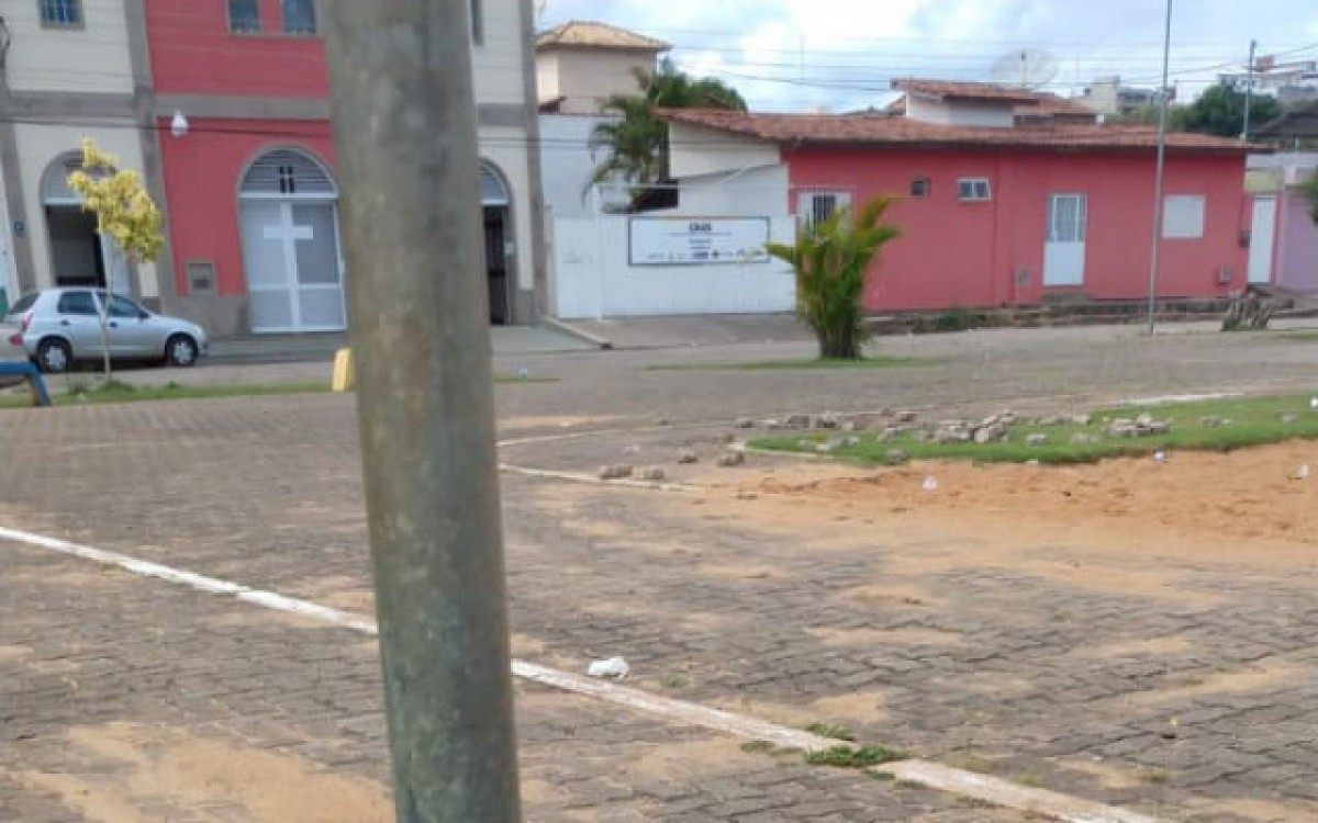 Fios expostos no ch&atilde;o da pra&ccedil;a do bairro Boa Fortuna.