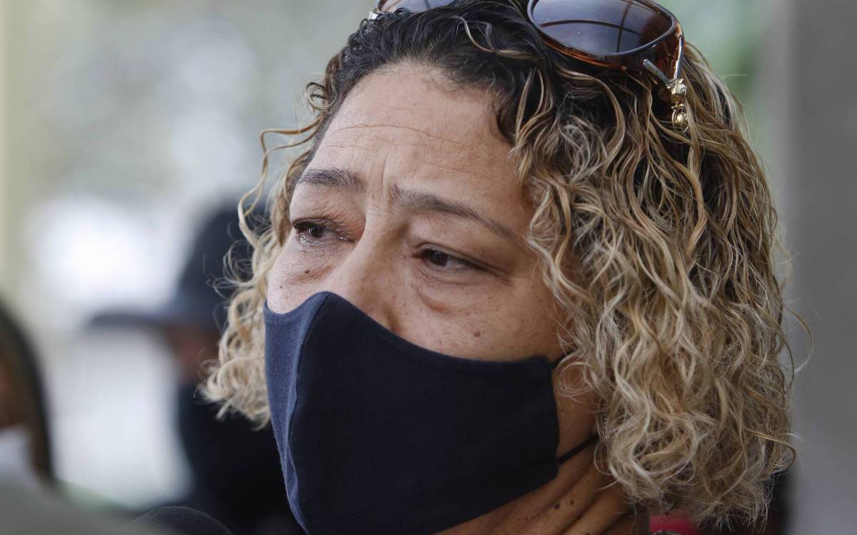 Policia - Homem abre fogo em bar e mata tres pessoas em Vigario Geral, zona norte do Rio. Segundo testemunhas, suspeito atirou apos  discussao. Alem dos mortos, ha outras duas vítimas feridas. O atirador foi baleado por policiais e esta sob custodia no Hospital Getulio Vargas, na Penha, tambem na zona norte. Na foto, de blusa branca, Maria Lucia Cabral de Souza, viuva de Anderson Lourenço, morto pelos disparos, no IML, centro do Rio.. - Reginaldo Pimenta / Agencia O Dia