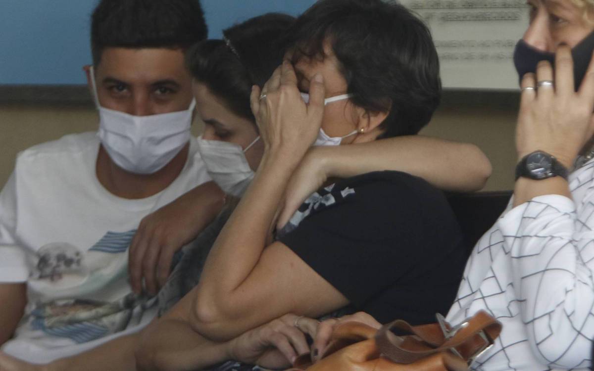 Policia - Homem abre fogo em bar e mata tres pessoas em Vigario Geral, zona norte do Rio. Segundo testemunhas, suspeito atirou apos discussao. Alem dos mortos, ha outras duas vítimas feridas. O atirador foi baleado por policiais e esta sob custodia no Hospital Getulio Vargas, na Penha, tambem na zona norte. Na foto, familiares de vitimas fatais, no IML, no centro do Rio.. - Reginaldo Pimenta / Agencia O Dia