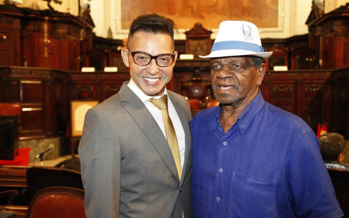 Carlos Reis, primeiro Destaque da Portela, com Paulo Miranda durante cerimônia na Alerj