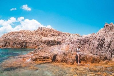 Mulher morre após fazer selfie em cachoeira 