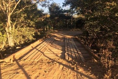 Prefeitura de Vassouras reforma ponte na estrada Silvio Rangel