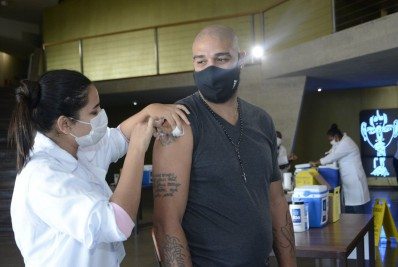 Adriano Imperador é vacinado contra a covid-19