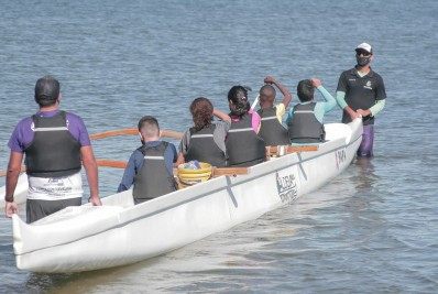 Aulas gratuitas de canoa havaiana começam em São Pedro da Aldeia