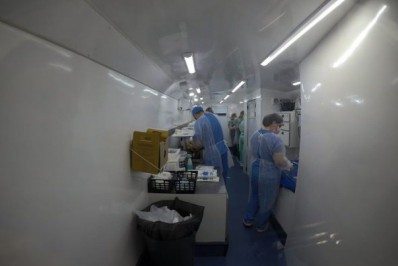 Prefeito de Petrópolis acompanha início do trabalho de castração de animais