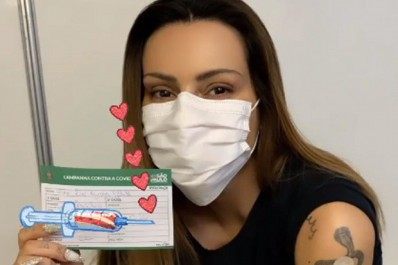 Depois de se casar, Cleo é vacinada contra a covid-19