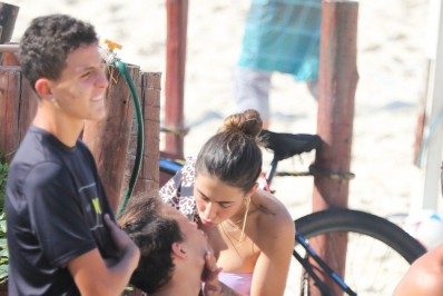 Gabi Brandt e Saulo Poncio trocam beijos na praia