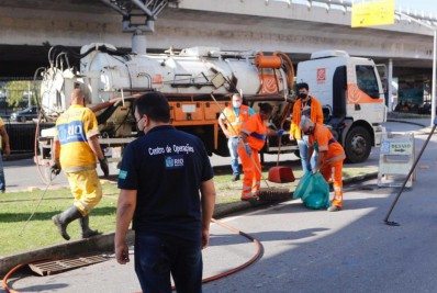 Operação já retirou 26,5 toneladas de resíduos de bueiros da cidade em uma semana
