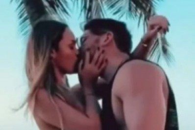 'O amor está aí', diz Lucas Viana em vídeo de beijo com Sarah Andrade