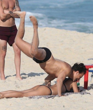 Gabi Brandt e Saulo Poncio namoram em dia de praia na Barra da Tijuca, na Zona Oeste do Rio, nesta terça-feira - Ag. News