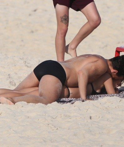 Gabi Brandt e Saulo Poncio namoram em dia de praia na Barra da Tijuca, na Zona Oeste do Rio, nesta terça-feira - Ag. News