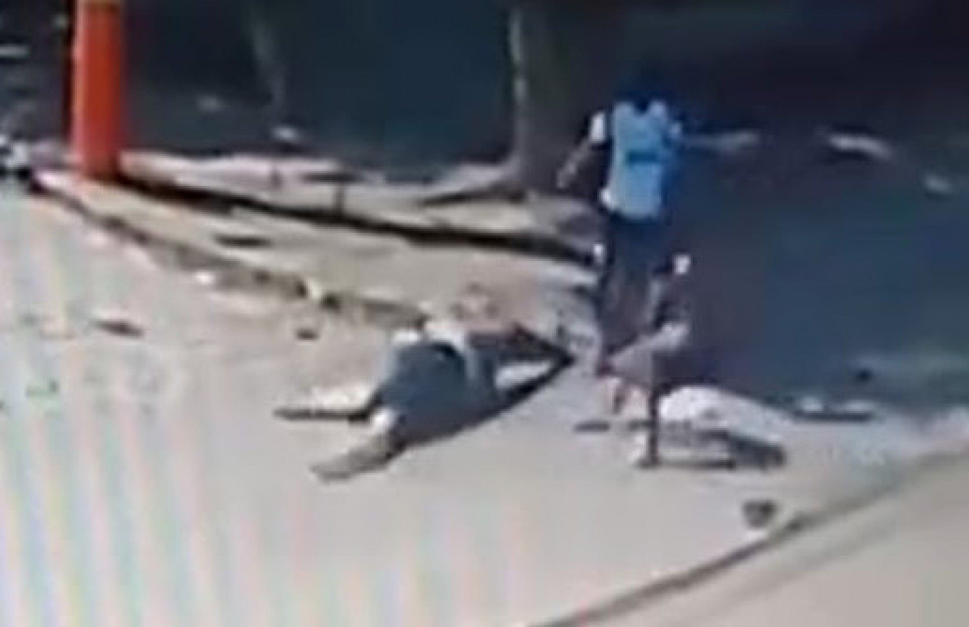 Câmera grava bandidos matando segurança que tentou impedir roubo em Belford Roxo