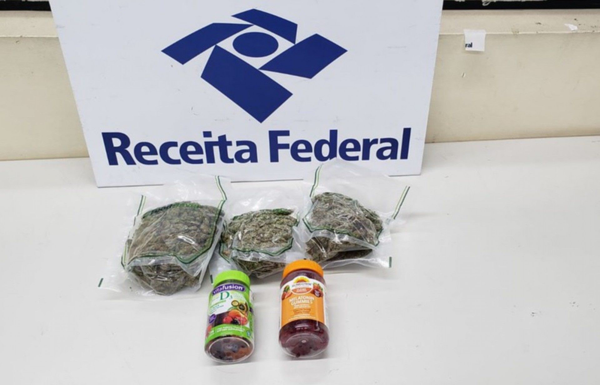 Receita Federal apreende droga dentro de embalagem de chocolate no Aeroporto do Gale&atilde;o