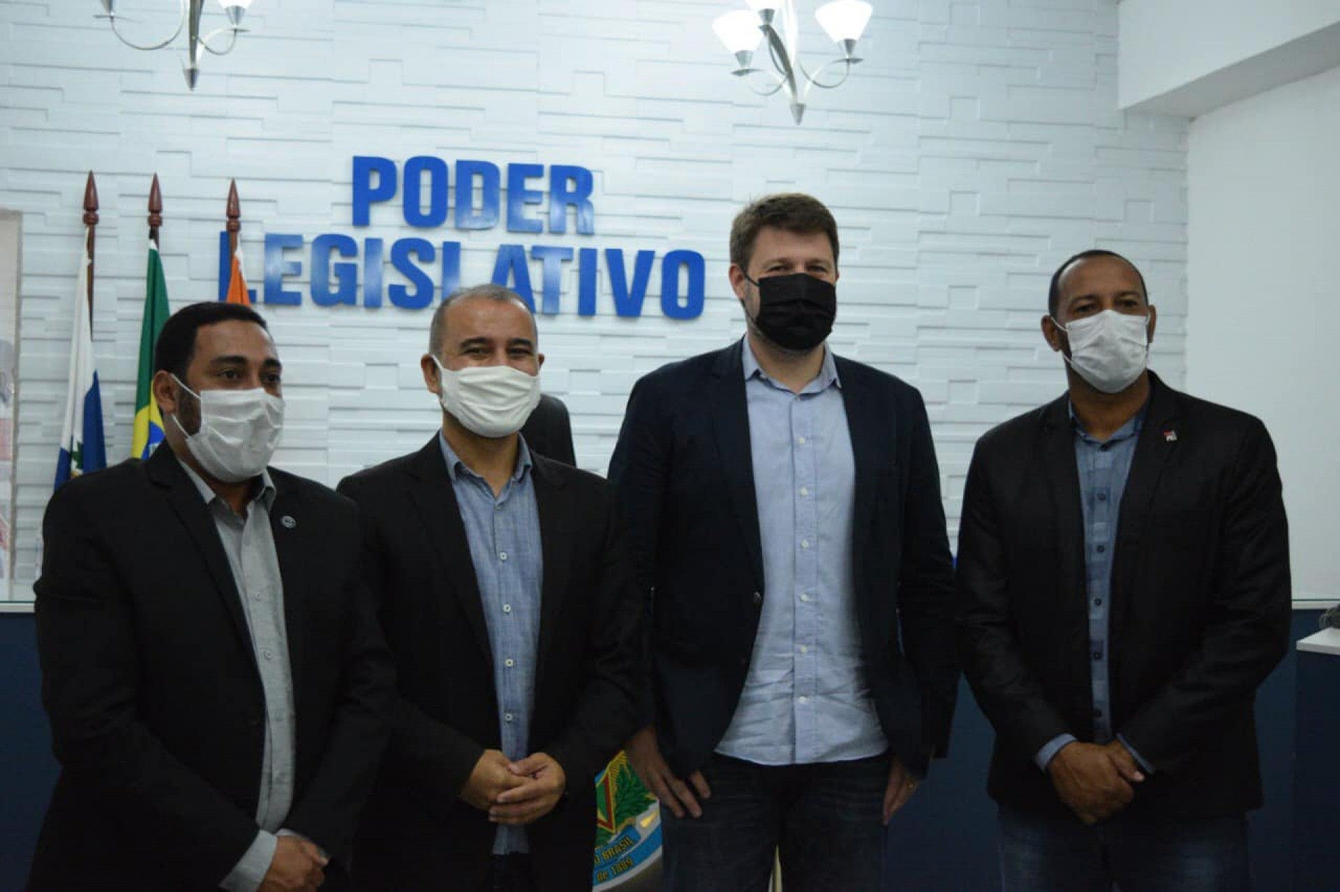 Prefeito Vantoil ao lado do secretário Tutuca, com vereadores Luciano Silva e Marcelo Durão  - SECOM 