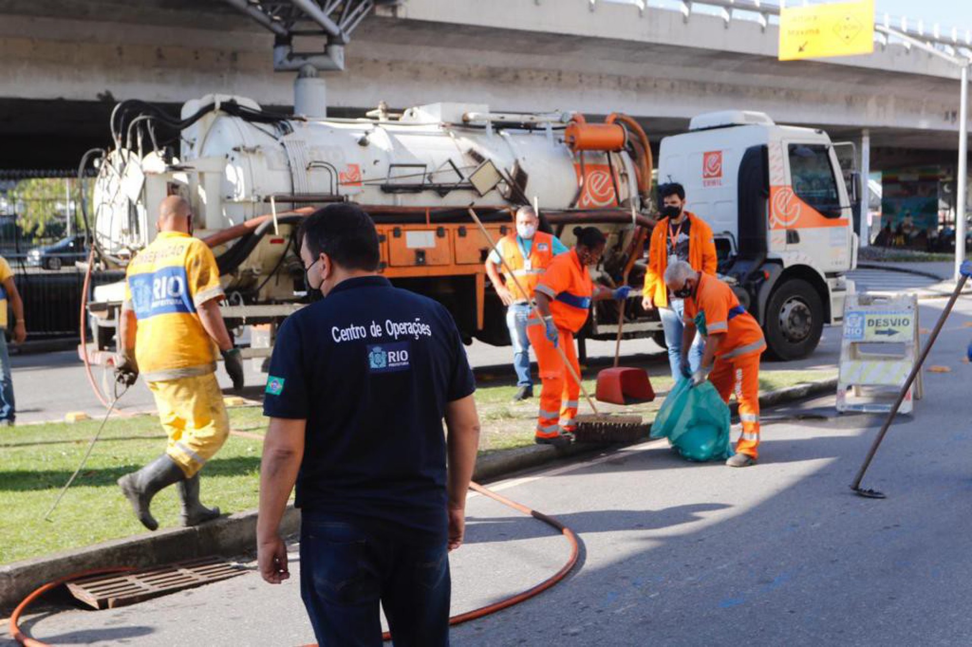 Opera&ccedil;&atilde;o j&aacute; retirou 26,5 toneladas de res&iacute;duos de bueiros da cidade em uma semana