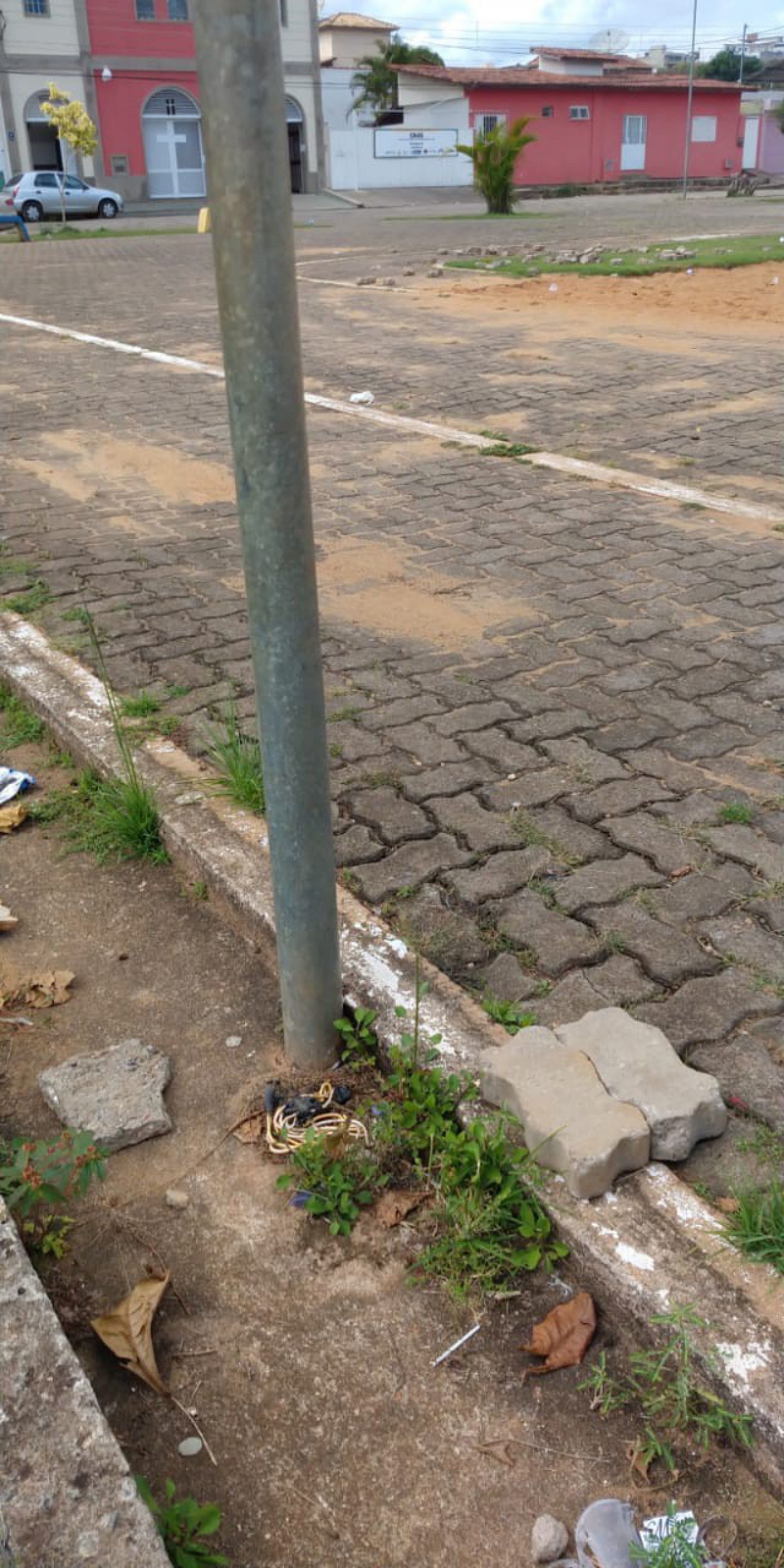 Fios expostos no chão da praça do bairro Boa Fortuna. - Foto: leitor/ via WhatsApp