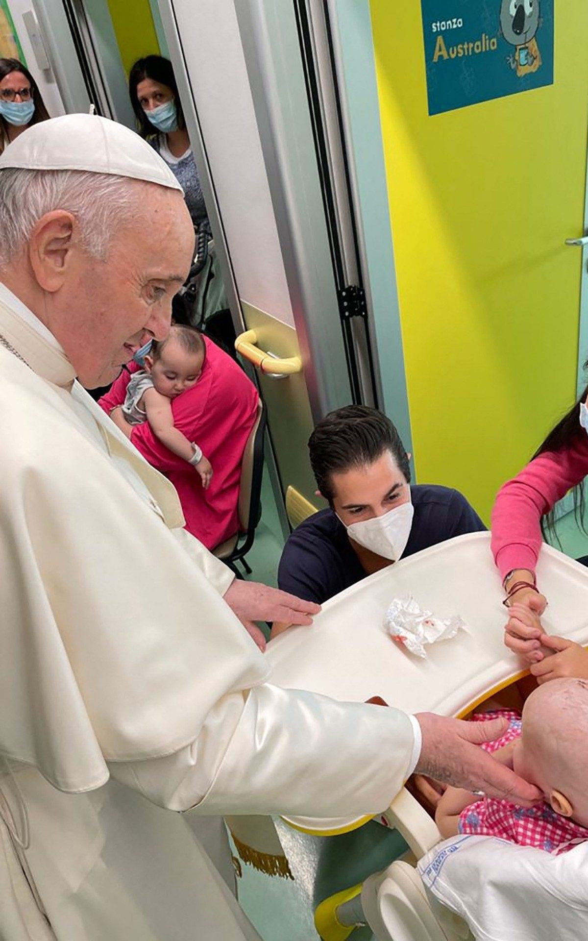 A handout photo taken and released by the Vatican Media on July 13, 2021 shows Pope Francis visiting the Pediatric Oncology Department, located on the 10th floor of the Agostino Gemelli Polyclinic in Rome, where the Pope is currently hospitalized following a colon surgery. - Pope Francis, 84, continues to recover and will return home "as soon as possible" from hospital following surgery on his colon, the Vatican said on July 13, 2021. (Photo by Handout / VATICAN MEDIA / AFP) / RESTRICTED TO EDITORIAL USE - MANDATORY CREDIT "AFP PHOTO / VATICAN MEDIA" - NO MARKETING - NO ADVERTISING CAMPAIGNS - DISTRIBUTED AS A SERVICE TO CLIENTS
      Caption