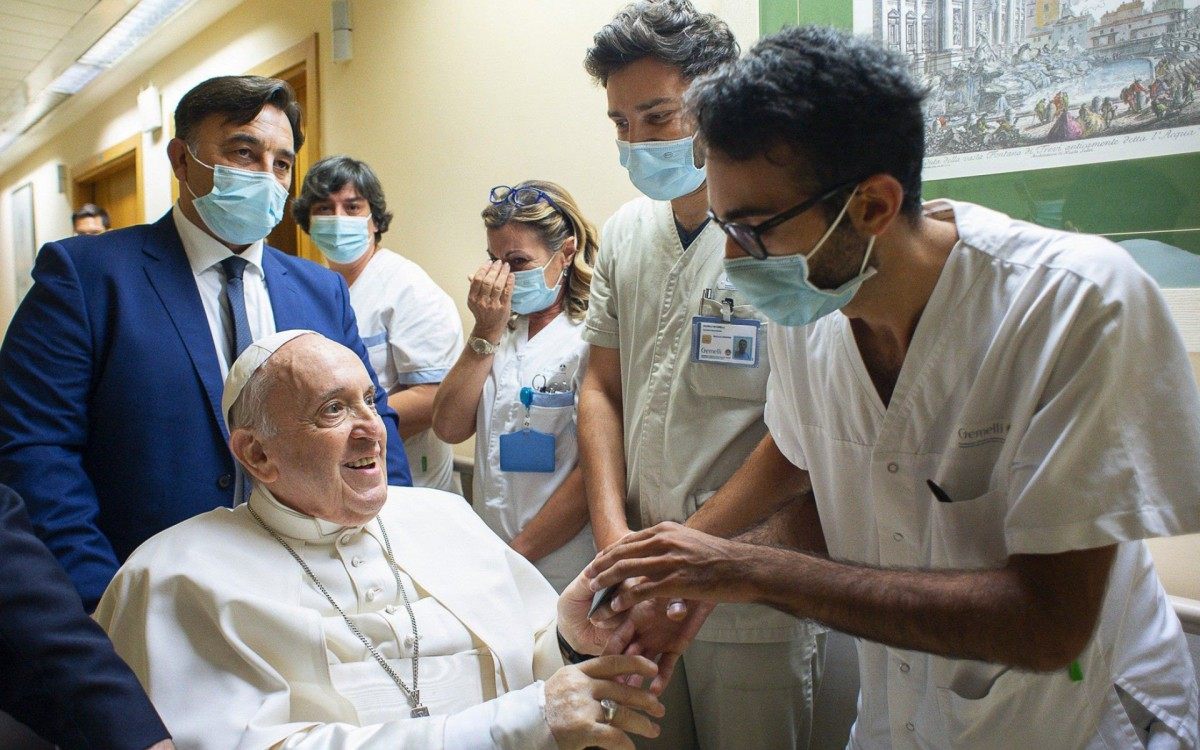 A handout photograph taken and released by the Vatican Media on July 11, 2021 shows Pope Francis speaks with a doctor at the Gemelli Hospital, in Rome, where he is recovering from colon surgery. - Pope Francis has had "satisfactory blood tests" as he recuperates from colon surgery and is gradually starting to work again, according to the daily bulletin from his spokesman on July 10, 2021. The 84-year-old pontiff underwent a scheduled surgery on his colon and is recuperating at Rome's Gemelli hospital. (Photo by - / VATICAN MEDIA / AFP) / RESTRICTED TO EDITORIAL USE - MANDATORY CREDIT "AFP PHOTO / VATICAN MEDIA " - NO MARKETING - NO ADVERTISING CAMPAIGNS - DISTRIBUTED AS A SERVICE TO CLIENTS
      Caption - AFP