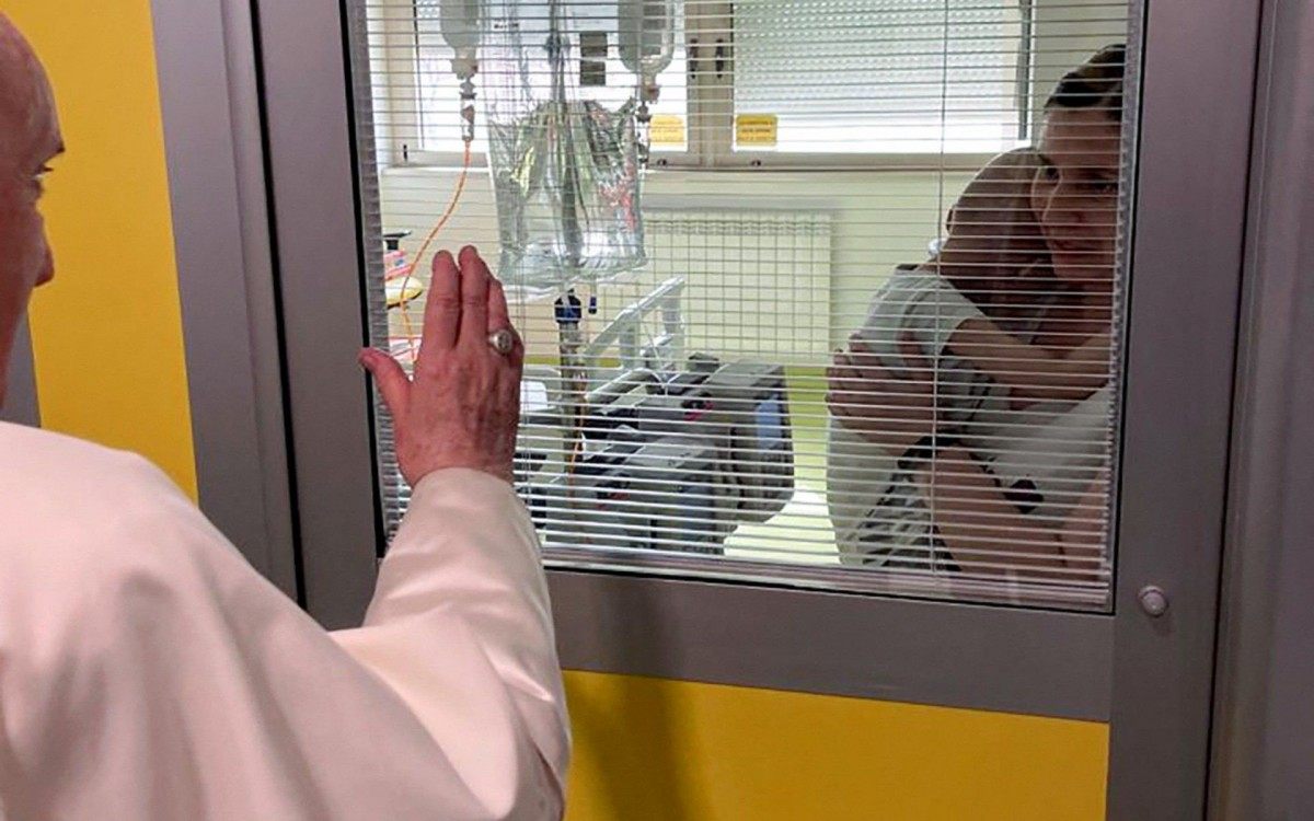 A photo taken and handout by the Vatican Media on July 13, 2021 shows Pope Francis visiting the Pediatric Oncology Department, located on the 10th floor of the Agostino Gemelli Polyclinic in Rome, where the Pope is currently hospitalized following a colon surgery. - Pope Francis, 84, continues to recover and will return home "as soon as possible" from hospital following surgery on his colon, the Vatican said on July 13, 2021. (Photo by Handout / VATICAN MEDIA / AFP) / RESTRICTED TO EDITORIAL USE - MANDATORY CREDIT "AFP PHOTO / VATICAN MEDIA" - NO MARKETING - NO ADVERTISING CAMPAIGNS - DISTRIBUTED AS A SERVICE TO CLIENTS
      Caption