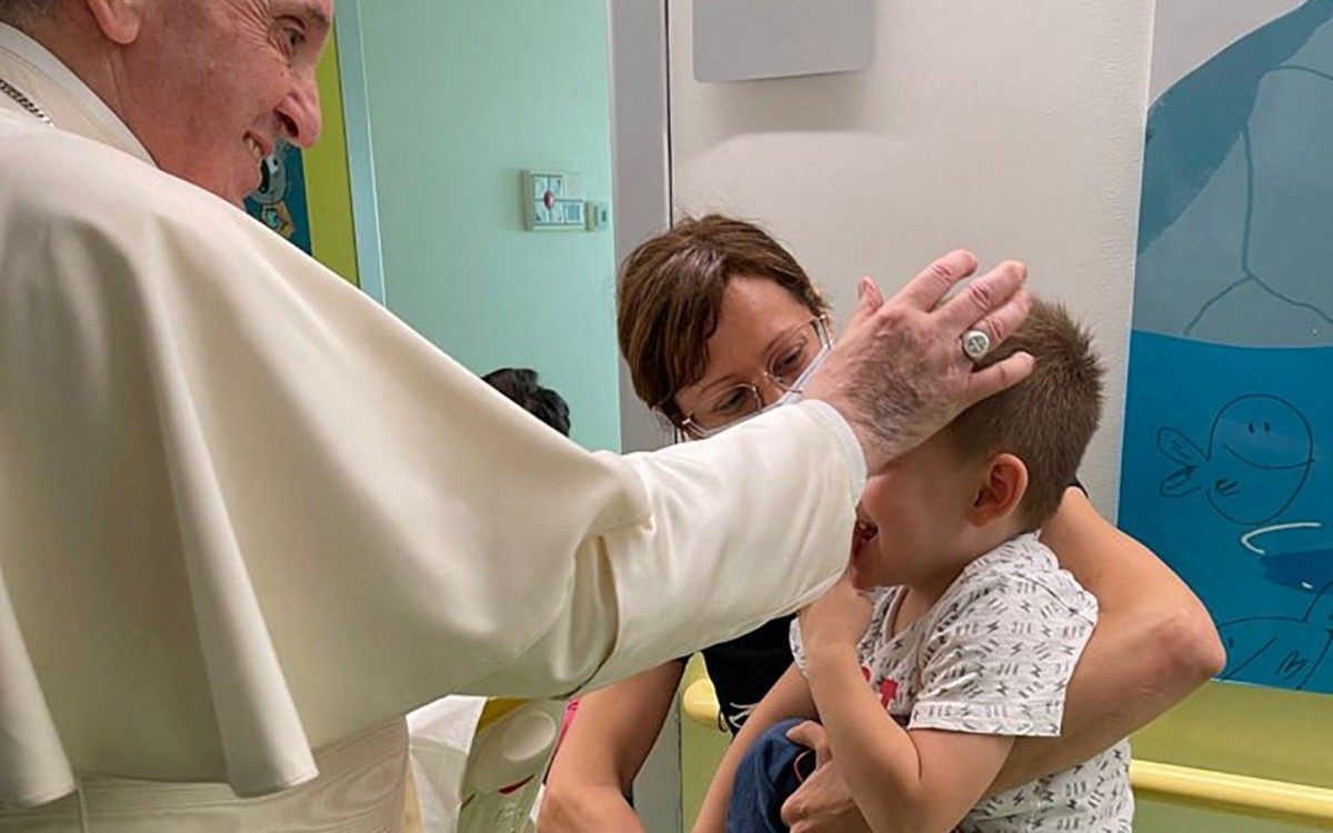 A photo taken and handout by the Vatican Media on July 13, 2021 shows Pope Francis visiting the Pediatric Oncology Department, located on the 10th floor of the Agostino Gemelli Polyclinic in Rome, where the Pope is currently hospitalized following a colon surgery. - Pope Francis, 84, continues to recover and will return home "as soon as possible" from hospital following surgery on his colon, the Vatican said on July 13, 2021. (Photo by Handout / VATICAN MEDIA / AFP) / RESTRICTED TO EDITORIAL USE - MANDATORY CREDIT "AFP PHOTO / VATICAN MEDIA" - NO MARKETING - NO ADVERTISING CAMPAIGNS - DISTRIBUTED AS A SERVICE TO CLIENTS
      Caption