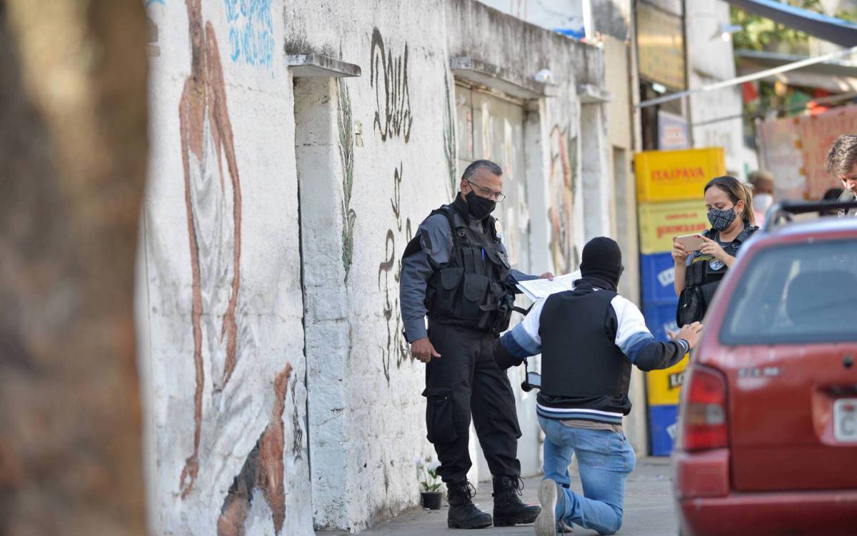Rio de Janeiro - 14/07/2021 - Viol&ecirc;ncia/ Rio de Janeiro - Pol&iacute;cia faz nesta quarta reprodu&ccedil;&atilde;o simulada da morte de Kathlen Romeu no Lins.policiais civis durante a reconstitui&ccedil;&atilde;o na foto um dos  policiaias militares que estavam no momento do confronto mostrando para os peritos .  Foto : F&aacute;bio Costa/ Ag.O Dia