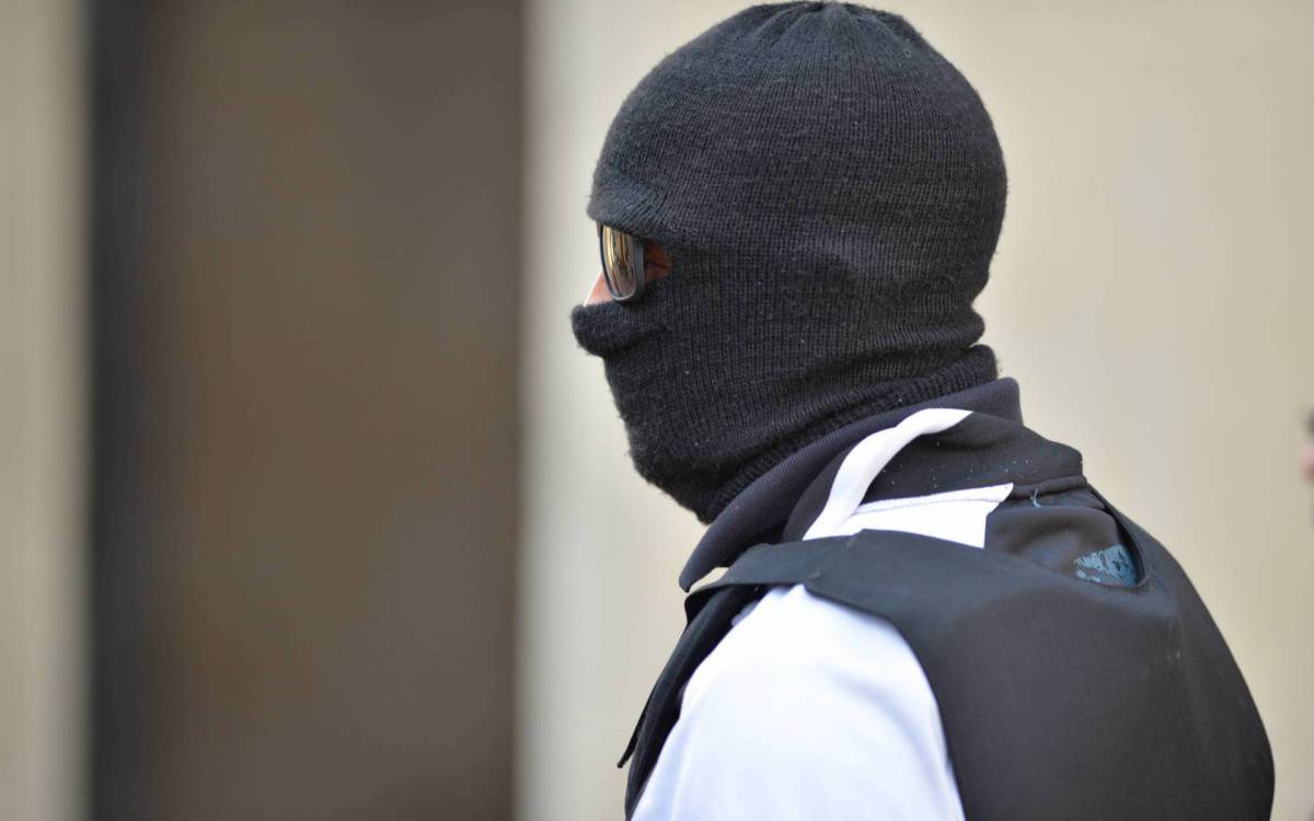 Rio de Janeiro - 14/07/2021 - Viol&ecirc;ncia/ Rio de Janeiro - Pol&iacute;cia faz nesta quarta reprodu&ccedil;&atilde;o simulada da morte de Kathlen Romeu no Lins.policiais civis durante a reconstitui&ccedil;&atilde;o na foto um dos  policiaias militares que estavam no momento do confronto mostrando para os peritos .  Foto : F&aacute;bio Costa/ Ag.O Dia